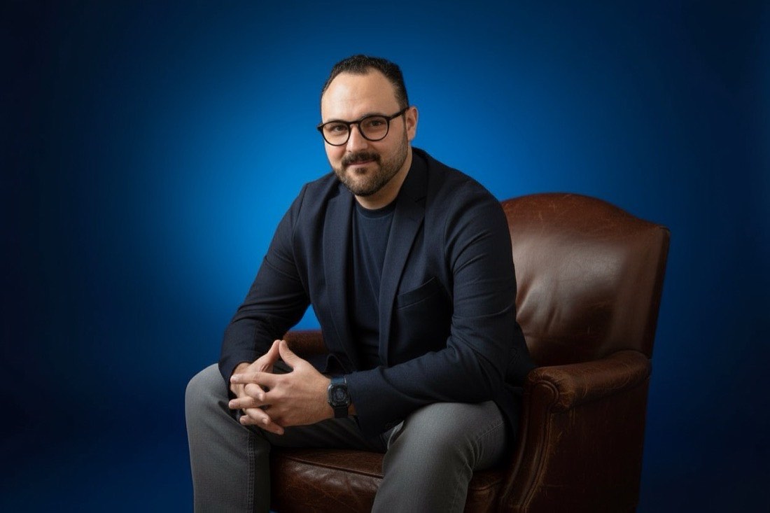 El Dr. Alan Kleiman Zisman en su consultorio